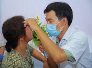 Mắt bị đục thủy tinh thể phải làm sao? {Lời khuyên của chuyên gia y tế}